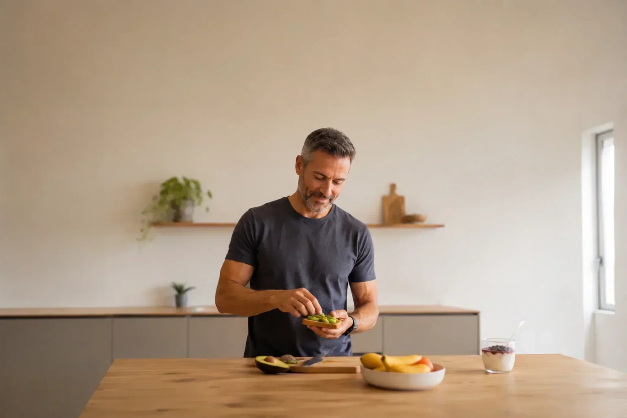 Hombre de más de 40 preparando un desayuno ligero antes de entrenar