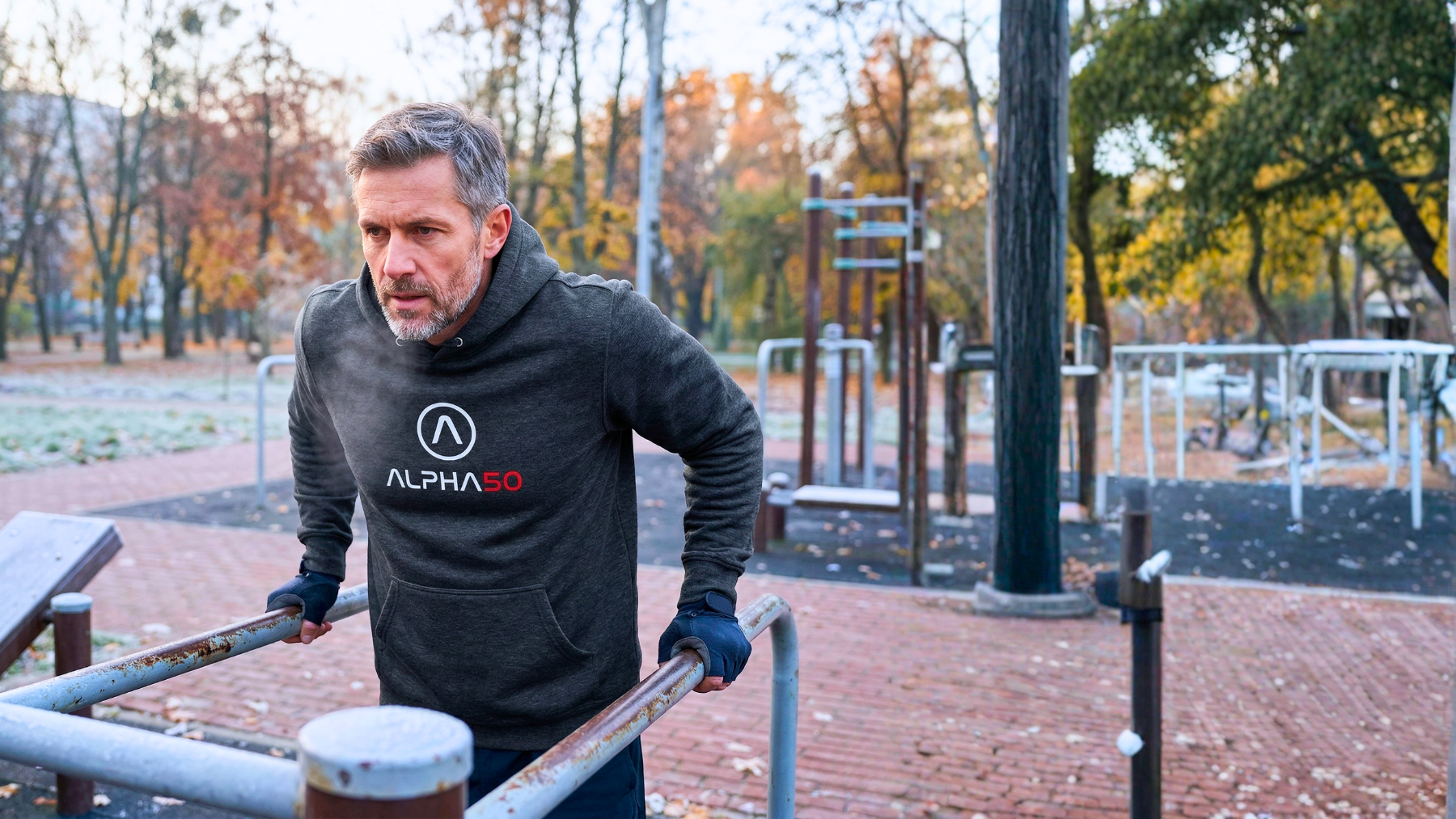 Hombre entrenando con camiseta Alpha50